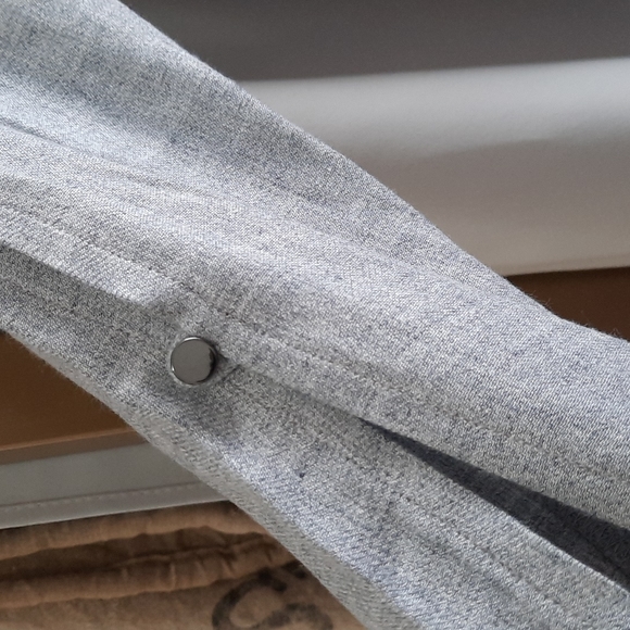 Flutter sleeve v neck - Picture 2 of 3